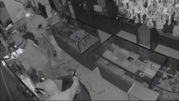 東京・広尾のブランド品買取店から“8000万円相当”の貴金属など盗み逃走　真夜中に男3人侵入、犯行の様子が防犯カメラに