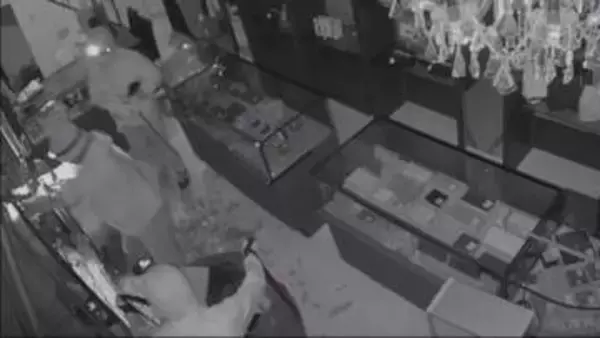 東京・広尾のブランド品買取店から“8000万円相当”の貴金属など盗み逃走　真夜中に男3人侵入、犯行の様子が防犯カメラに