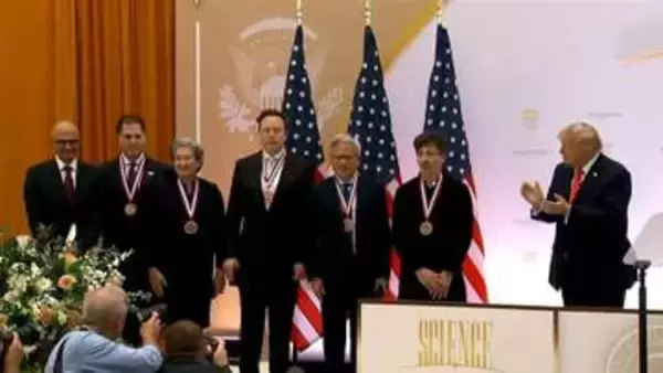 トランプ大統領「現代のエジソンだ」　イーロン・マスク氏やエヌビディアのCEOら6人に科学技術の国家勲章を授与