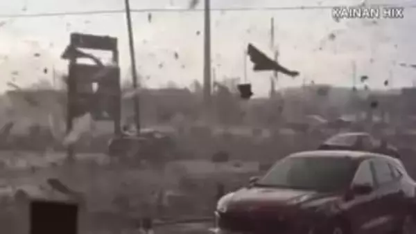 “がれき”が舞い上がり目の前に…巨大竜巻で8人死亡　「まるで電車が家の中を」街に壊滅的な被害　アメリカ