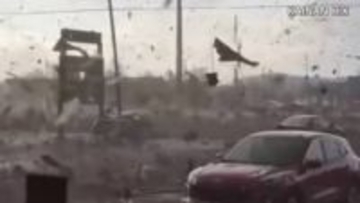 “がれき”が舞い上がり目の前に…巨大竜巻で8人死亡　「まるで電車が家の中を」街に壊滅的な被害　アメリカ
