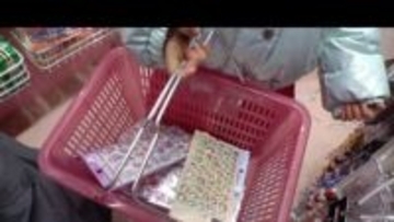 ボンボンドロップシール人気「扱いなし」の日も親子が行列　小学生たちは「ウォーター」「おなか」「おしり」に注目