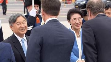 【速報】天皇皇后両陛下オランダ到着王室関係者などと笑顔で挨拶　皇后さまはブルー色の装い