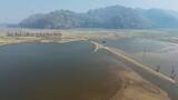 「湖の底から40年ぶり「死の鉄道」見つかる　ダムの排水などで水位低下　旧日本軍の戦時遺構が姿現す　タイ」の画像1