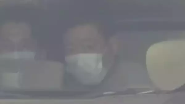 ランボルギーニ“ひき逃げ”中国人送検もカメラに顔背け…雪の中で法定速度超え走行か　パトカーに突っ込み重傷負わせるも逃走