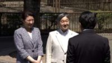 天皇皇后両陛下が“奇跡のシロクマ”「ピース」と対面　「穏やかで幸せな子ですね」飼育員労われる