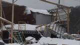 「少なくとも10棟が原型とどめず…雪の重みで倉庫倒壊　地域の除雪優先で自社倉庫の除雪出来ず　青森」の画像1