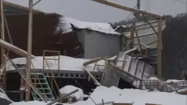 少なくとも10棟が原型とどめず…雪の重みで倉庫倒壊　地域の除雪優先で自社倉庫の除雪出来ず　青森