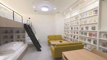 漫喫ならぬ“漫泊”…『ジョジョ』や『薬屋』などマンガ約2万冊が読み放題のホテル インバウンド向けの英訳版も完備