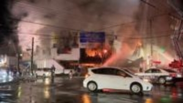 【騒然】函館・五稜郭近くの繁華街で激しく建物が燃える火事…見通し悪くなるほどの煙が