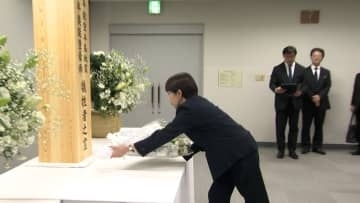 高市首相が能登被災地で犠牲者追悼…被害・復旧状況の説明受け「精一杯のお手伝いをしたい」　午後は朝市通りや和倉温泉など視察へ