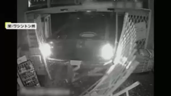 引きずり出すもロープ途切れ失敗？車突っ込み“ド派手犯行”ATM強盗団…追跡する警察が道路に放置されたATM発見　犯人逃走中　アメリカ