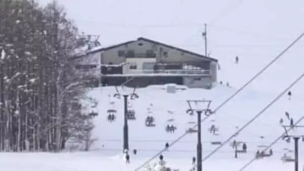 「リフトから降りることができず宙づりに」と通報…スキー場で20代女性が心肺停止　パトロール隊員が救助　長野・小谷村