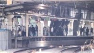 通勤通学ピーク時のJR登戸駅で“突き落とし” 男性2人が線路に転落　「ジタバタ足をばたつかせ…」32歳男を逮捕