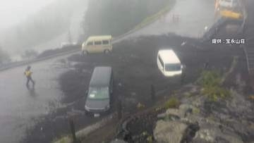 “閉山日”前日の富士山で混乱　大雨で車両通行止めの道を「さらに3時間歩いた」下山客も　遭難事故相次ぎ「これ以上死者出したくない」