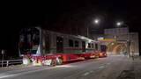 「「深夜の国道13号線を走る電車」の正体は？ 奥羽本線に35年ぶりの新型車両「E723系5000代」　線路幅が違う難所を越える輸送劇」の画像1