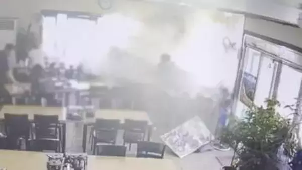 「気絶しそうな出来事」ランチタイムのスープ店にトラックが突っ込む　直前に交差点で車と衝突した弾みか　韓国