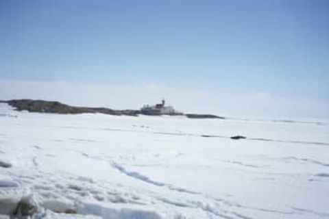南極観測船「しらせ」が昭和基地沖に接岸…燃料や物資、食料などを搬送へ