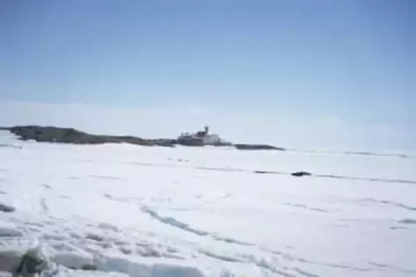 南極観測船「しらせ」が昭和基地沖に接岸…燃料や物資、食料などを搬送へ