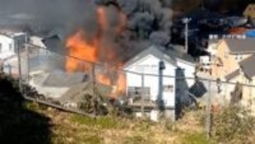 勢いよく吹き上がる赤い炎…2階建てアパートが全焼する火災　消防車など30台出動　横浜市南区