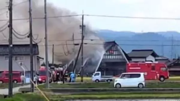 「軒先が燃えている」富山・砺波市の散居村で住宅火災、けが人なし　警察と消防が出火原因調べる