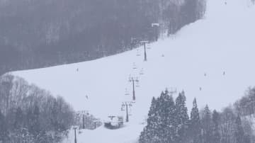 リフトで宙づりになった22歳女性が死亡　リュックのバックルが挟まり引きずられたか　事故防止へ「リュックは前に抱えるか横に置く」長野県内のスキー場で注意喚起の動き広がる