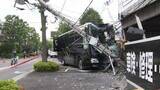 「東京・江戸川区で観光バスが電柱に衝突　運営会社に家宅捜索…男性運転手（63）がけが　現場にブレーキ痕なし」の画像1