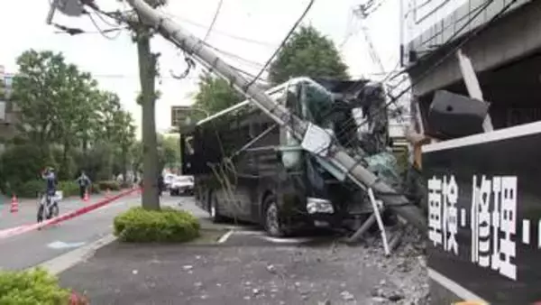 東京・江戸川区で観光バスが電柱に衝突　運営会社に家宅捜索…男性運転手（63）がけが　現場にブレーキ痕なし