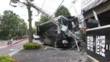 東京・江戸川区で観光バスが電柱に衝突　運営会社に家宅捜索…男性運転手（63）がけが　現場にブレーキ痕なし