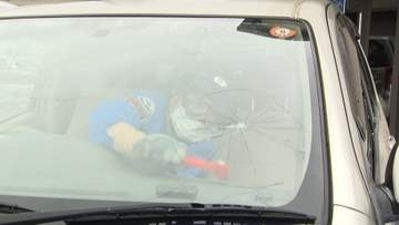 脱出用ハンマーの使い方に注意　冠水した車からの脱出方法は…専門家を取材