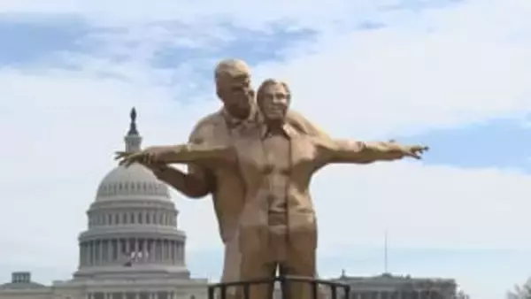 トランプ大統領とエプスタイン氏 金色の巨大銅像が首都ワシントンに出現　両者の関係に疑惑高まるなか「タイタニックのポーズ？」