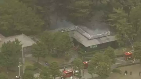 「シーサイドライン沿線で火事　出火元の公衆トイレが全焼」の画像