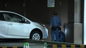 「店の壁と車の間に女性挟まれた」ドラッグストアに車突っ込み女性死亡　踏み間違いか…運転手聴取　岐阜・可児市