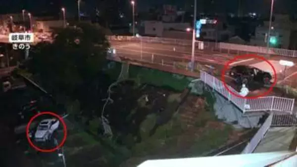 フェンスを突き破り転落し大破、10代男女3人を救急搬送　“事故多発”の交差点で出会い頭に衝突か　岐阜市