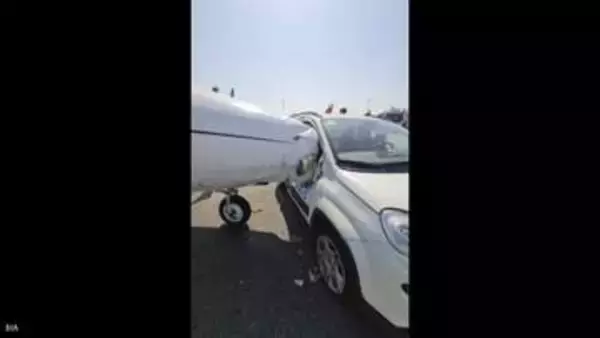 イタリアの空港でプライベートジェット機と車が衝突