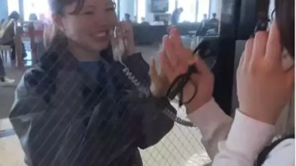 ガラス越しの「もしもしコーナー」旅立つ人と見送る人が交わす 触れられないから伝えられる思い「涙が節目の証」