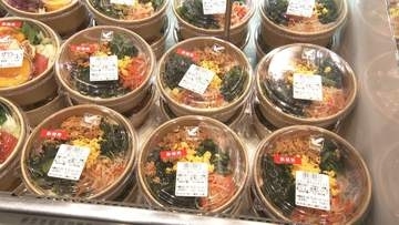 プチ贅沢需要に応えるなど総菜市場を拡大　包装資材の高騰でパッケージの透明フィルムをなくす取り組みも
