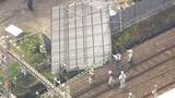 「強風で線路上に7メートル×6メートルの金属製屋根　小田急線の一部区間が一時運転見合わせ　3万5000人に影響」の画像1