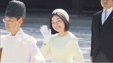 彬子さま淡いグリーンのロングドレス姿で明治神宮を参拝　昭憲皇太后110年祭の節目にあたり