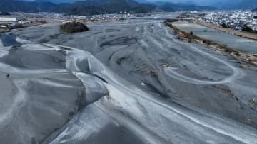 1級河川の水が消える　30年に1度の記録的雨不足　静岡・安倍川…ダムの水位低下でかつての集落の石垣出現　福岡