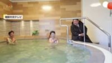 温泉施設で女性らと談笑…北朝鮮・金正恩総書記が黒いロングコートに革靴で視察　専門家「党大会に向け成果アピールか」