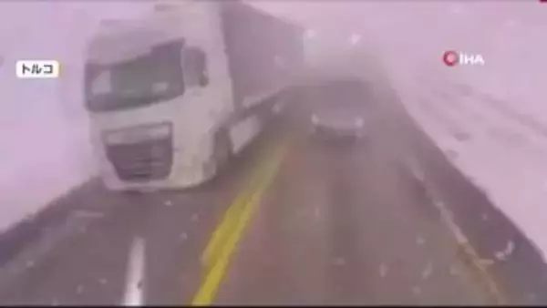 濃霧の中から対向車　追い越し車がトラックに突っ込む　前方部分つぶれ車内に2人取り残される　トルコ