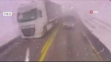 濃霧の中から対向車　追い越し車がトラックに突っ込む　前方部分つぶれ車内に2人取り残される　トルコ