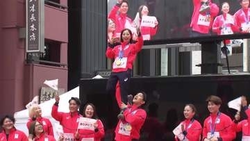 りくりゅうペアは豪快なリフトを披露…ミラノ・コルティナ五輪・パラ応援感謝パレードに大勢のファン集結