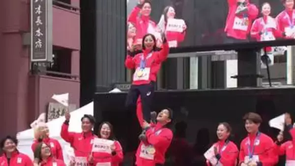 りくりゅうペアは豪快なリフトを披露…ミラノ・コルティナ五輪・パラ応援感謝パレードに大勢のファン集結