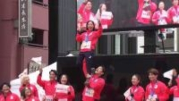 りくりゅうペアは豪快なリフトを披露…ミラノ・コルティナ五輪・パラ応援感謝パレードに大勢のファン集結