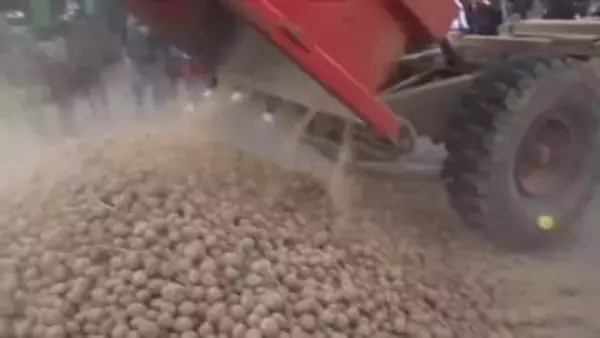 じゃがいも投げつける農家に警察が催涙ガスや放水で応戦　EU首脳会議会場近くに1万人以上　南米との自由貿易協定に抗議　ベルギー