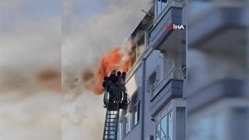 カメラが捉えたマンション火災、最上階に炎迫る中“決死の脱出劇”　壁にしがみつく男性2人を救出直後に窓から激しい炎　トルコ
