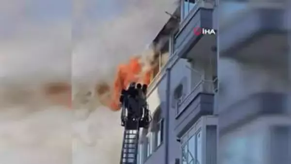 カメラが捉えたマンション火災、最上階に炎迫る中“決死の脱出劇”　壁にしがみつく男性2人を救出直後に窓から激しい炎　トルコ