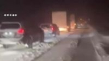 強いふぶきの中、数十台が車内で一夜明かす…雪でスタック相次ぎ立ち往生　八幡平市の国道、20kmが約20時間通行止めに　岩手